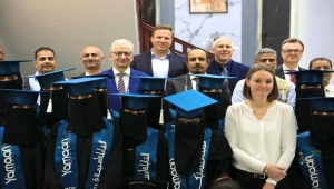 سلطات حضرموت تكرم أوائل الخريجات في "مشروع تأهيل قابلات تقنيات"