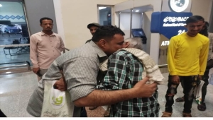 السلطات الأمنية في عدن تعتقل البحار المفرج عنه من سجون إيران "محمود وحيد" لحظة وصوله مطار عدن