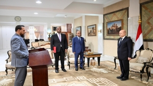 العليمي يطالب محافظ عدن الجديد باحتكار سلاح الدولة