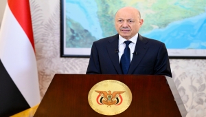 العليمي يعلن تشكيل لجنة عسكرية لتوحيد التشكيلات العسكرية تحت قيادة التحالف