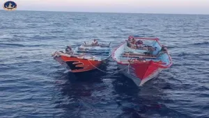 خفر السواحل يضبط قاربين للاشتباه بتهريب بشر وممنوعات قبالة سواحل المكلا