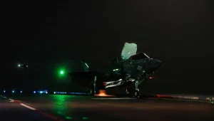 بالتزامن مع بدء الحصار البحري على إيران.. حاملة طائرات أمريكية تجري عمليات في بحر العرب