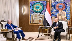 العليمي: أمن الملاحة الدولية مرهون بإنهاء سيطرة وكلاء إيران على أجزاء من البر اليمني