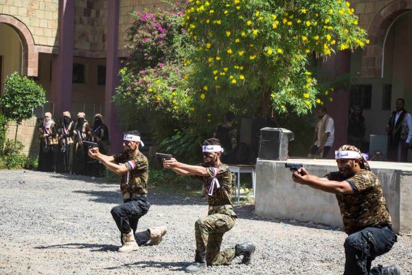 دفعة جديدة من قوات النخبة والشرطة العسكرية لمقاومة تعز (صور)