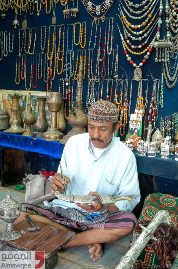 (الموقع) يتجول في مساجد واسواق الباب الكبير بتعز.. هنا كانت المليشيا فماتت الحياة (استطلاع خاص)