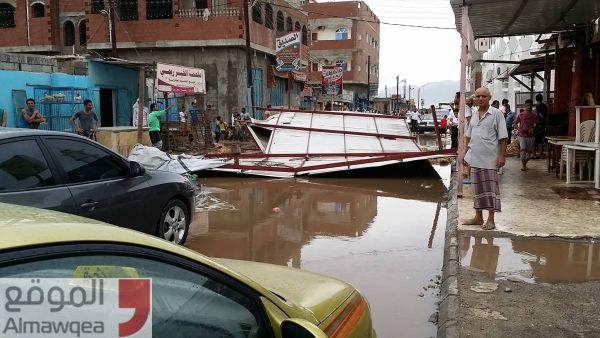 عدن: عاصفة رملية وامطار غزيرة توقف حركة السير وتعطل محولات الكهرباء