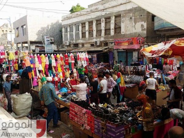 عدن عشية عيد الأضحى .. ارتفاع في الأسعار وغياب للسيولة وظلام مستمر (صور)