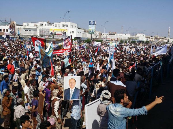 حشود ضخمة في عدن ترفض مبادرة المبعوث الأممي وتؤكد دعمها لشرعية الرئيس هادي (صور)