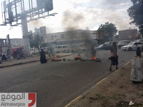 عدن: مواطنون يقطعون الشوارع احتجاجا على تأخر مستحقاتهم (فيديو - صور)