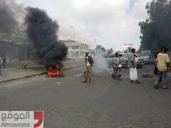 عدن: مواطنون يقطعون الشوارع احتجاجا على تأخر مستحقاتهم (فيديو - صور)