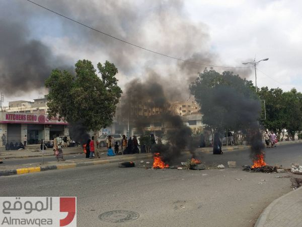 عدن: مواطنون يقطعون الشوارع احتجاجا على تأخر مستحقاتهم (فيديو - صور)