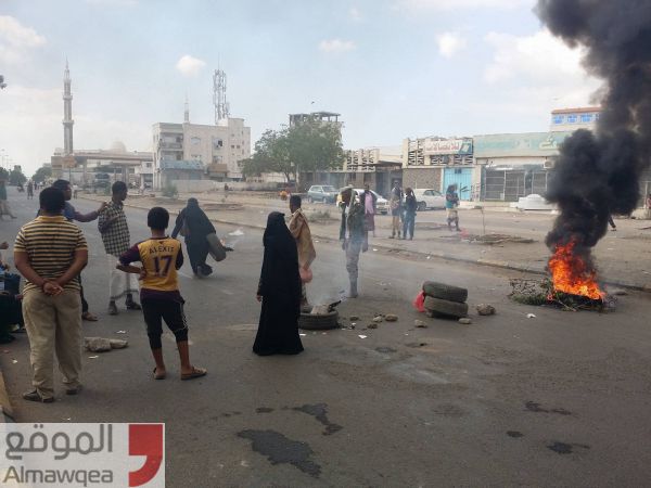 عدن: مواطنون يقطعون الشوارع احتجاجا على تأخر مستحقاتهم (فيديو - صور)