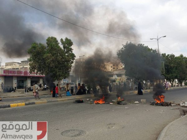 عدن: مواطنون يقطعون الشوارع احتجاجا على تأخر مستحقاتهم (فيديو - صور)