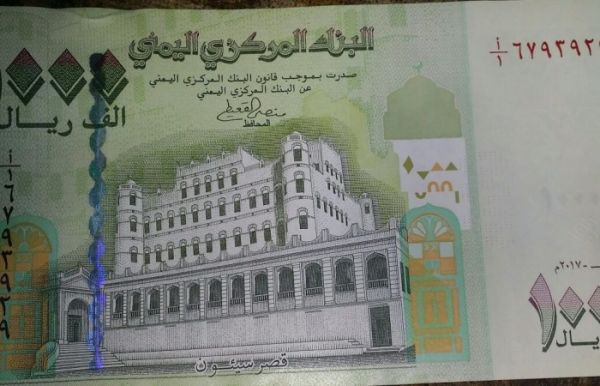 عدن.. ارتفاع الدولار يفاقم معاناة السكان وخبير اقتصادي يحذر من تبعات طباعة النقود (تقرير)