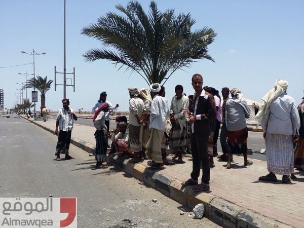 عدن.. غاضبون يغلقون شارع كورنيش بالمنصورة ويتظاهرون أمام منزل الميسري (صور)