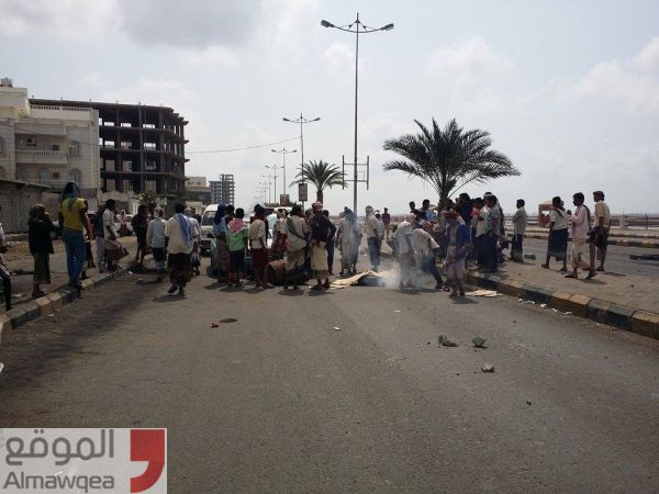 عدن.. احتجاجات متواصلة لعسكريين أمام منزل الميسري للمطالبة بصرف الرواتب (صور)