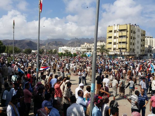 مسلحو الشنفرة يقطعون الخط العام بالضالع لمطالبة سلطات الحراك الإفراج عنه