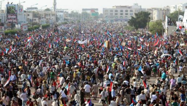 عدن على فوهة بركان.. تحذيرات وتهديدات متبادلة بين بن دغر والزبيدي