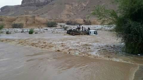 نجاة سائق شاحنة من سيول متدفقة بوادي حضرموت