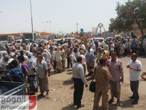 الأمن يمنع عشرات العسكريين من الاحتجاج قرب القصر الرئاسي بعدن