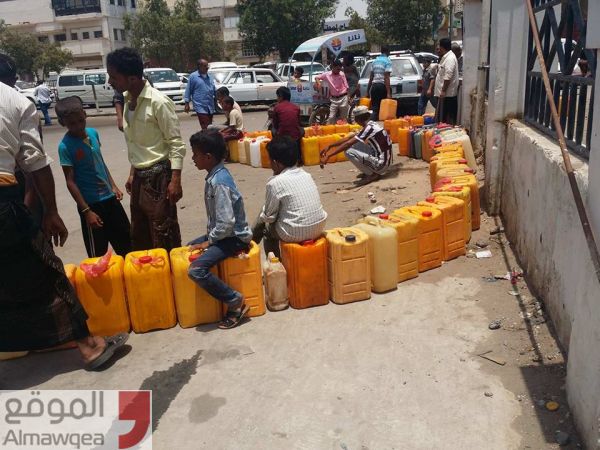 عدن.. انفراج في أزمة المشتقات وإقبال كثيف على محطات بيع الوقود