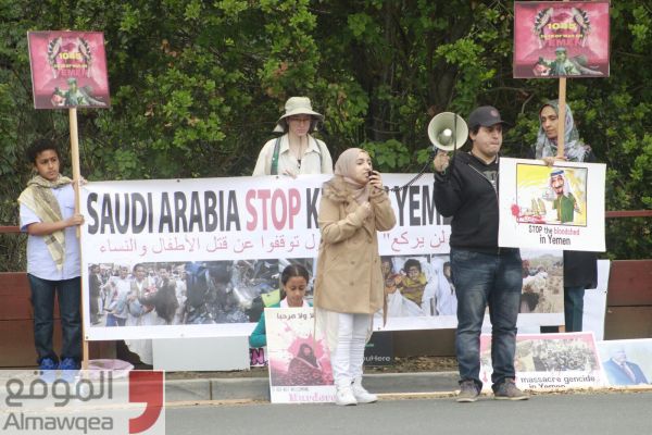 يمنيون يتظاهرون أمام مقر إقامة بن سلمان في كاليفورنيا تنديدا بالحرب على اليمن (صور)