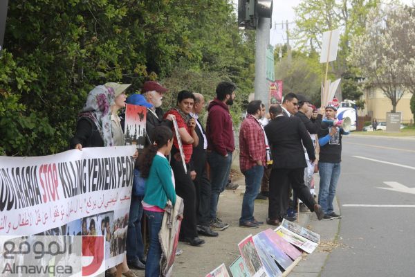 يمنيون يتظاهرون أمام مقر إقامة بن سلمان في كاليفورنيا تنديدا بالحرب على اليمن (صور)