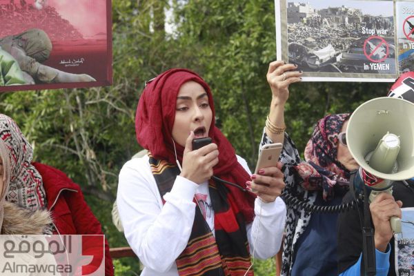 يمنيون يتظاهرون أمام مقر إقامة بن سلمان في كاليفورنيا تنديدا بالحرب على اليمن (صور)