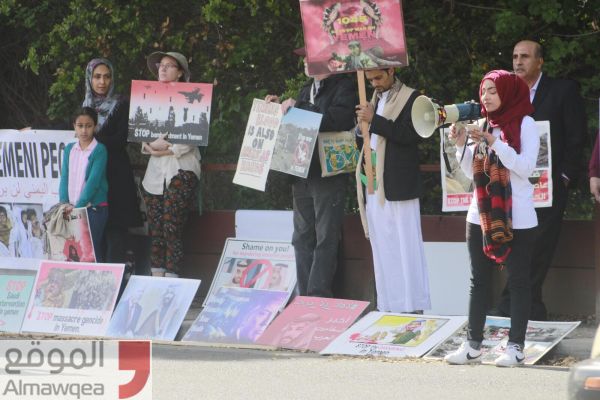 يمنيون يتظاهرون أمام مقر إقامة بن سلمان في كاليفورنيا تنديدا بالحرب على اليمن (صور)