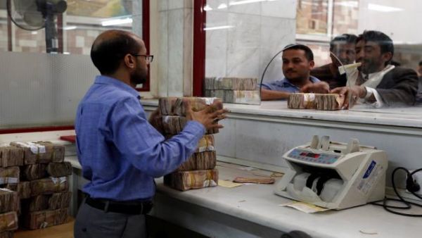 خبير اقتصادي: تجاوز الدولار الواحد حاجز الـ 500 ريال ينذر بمزيد من التدهور