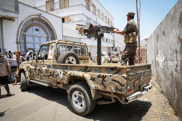 محور تعز يعلن تطهيره حي الجحملية والجمهوري ويدعو العناصر المسلحة إلى تسليم المختطفين