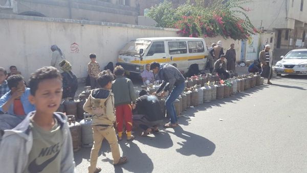 أزمة غاز منزلي في العاصمة صنعاء تزامناً مع انعدام المشتقات النفطية