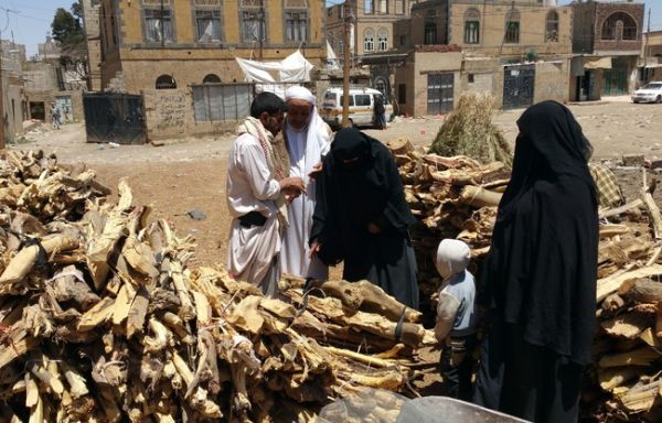 الحطب.. ملاذ اليمنيين في مواجهة أزمة غاز الطهي