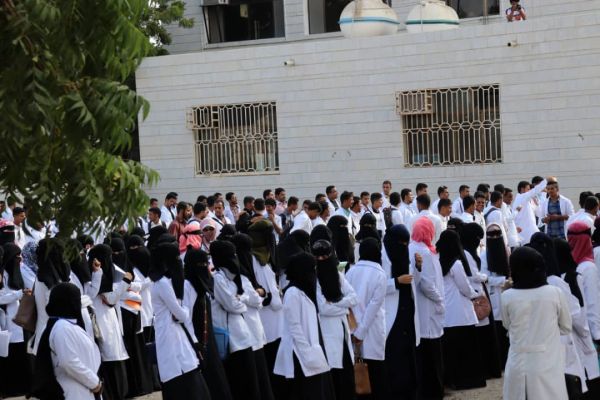 وقفة احتجاجية لطلاب الصيدلة في جامعة عدن للتنديد بتردي الخدمات في الكلية