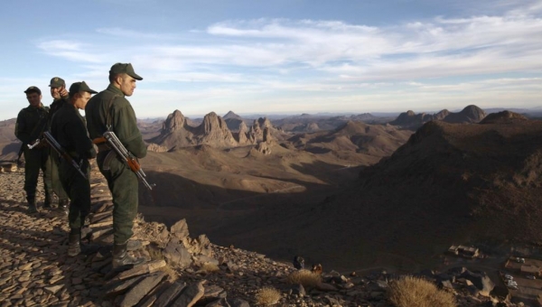 لاجئون عرب بينهم يمنيون تقطعت بهم السبل على حدود الجزائر