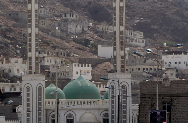 عدن.. قوات أمنية تداهم منزل أحد أئمة المساجد وتقتاده إلى جهة مجهولة