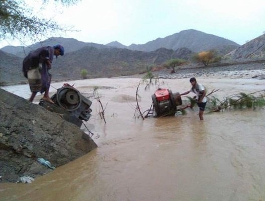 أبين.. وفاة 3 مواطنين وجرف مساحات واسعة من الأراضي الزراعية جراء تدفق السيول