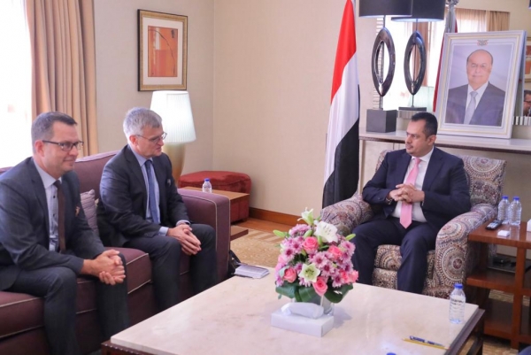 الحكومة تؤكد حرصها على السلام المبني على المرجعيات الثلاث