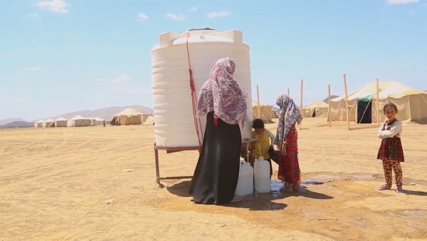 شاهد بالفيديو.. مأساة نازحين يمنيين وسط الصحراء