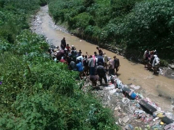 إب.. العثور على جثة طفلة مفقودة جرفتها السيول قبل 10 أيام