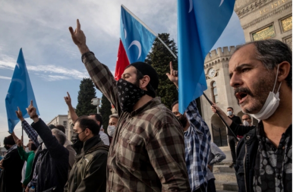 الرسوم المسيئة.. أردوغان يرفع سلاح المقاطعة ويطالب بوقف حملات الكراهية وميركل وكونتي ينتقدانه