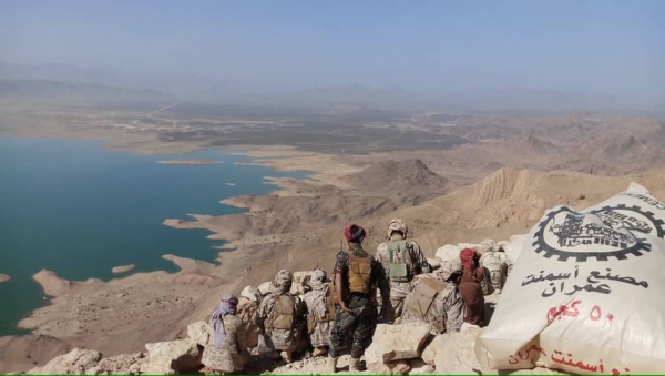 السياغي يتفقد المرابطين في جبهة صرواح وجبال البلق ويحذر من المساس بأمن مأرب