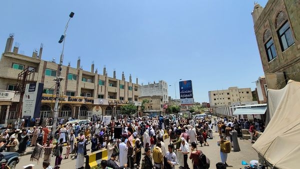 مظاهرة غاضبة في تعز تندد بالتدهور الاقتصادي وتطالب بإقالة المحافظ