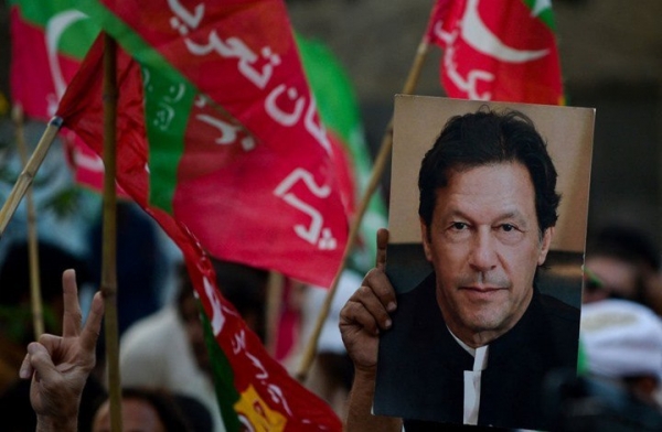 عمران خان يعلن 