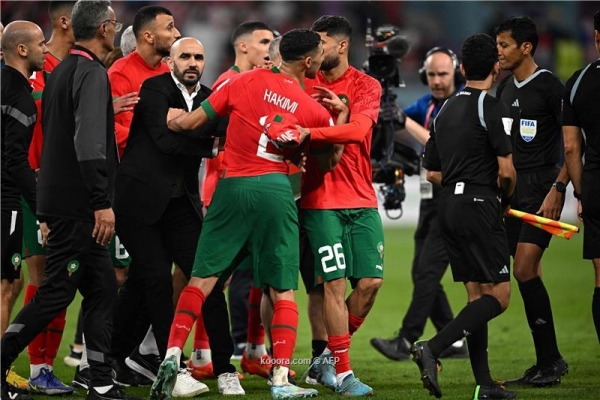 لاعبو المغرب يهاجمون الحكم بعد مباراة كرواتيا