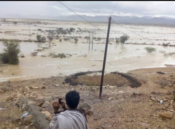 بسبب الأمطار.. انقطاع الطريق الدولي الرابط بين عدن وحضرموت