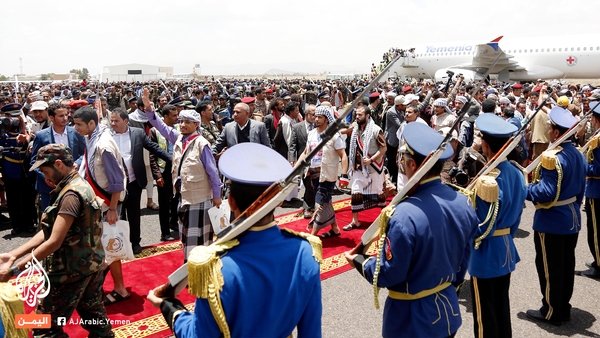 انطلاق رحلات اليوم الثاني من عمليات تبادل الأسرى والمحتجزين و120 أسيرا حوثيا يصلون مطار صنعاء