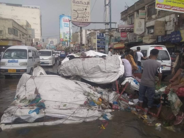 تعز.. سيول الأمطار تجرف بسطات الباعة في شارع الجملة بالمدنية