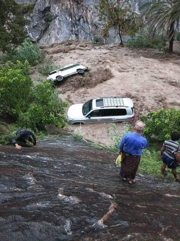 نتيجة الأمطار الغزيرة.. السيول تجرف 12 سيارة وشاحنة نقل جنوبي تعز