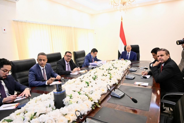 العليمي يجتمع بلجنة إدارة الأزمات ويشدد على معالجة انهيار العملة والوصول لموارد الدولة